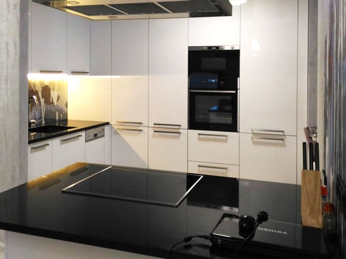 Кухня со встроенной духовкой и микроволновкой