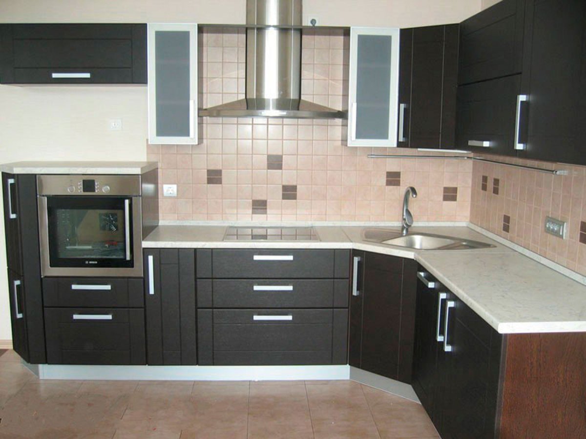 Кухонный гарнитур угловой со встроенной техникой