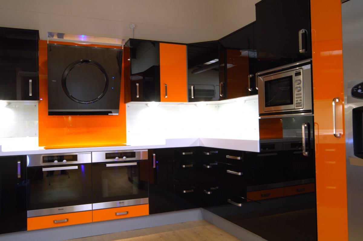 Угловая кухня со встроенной техникой