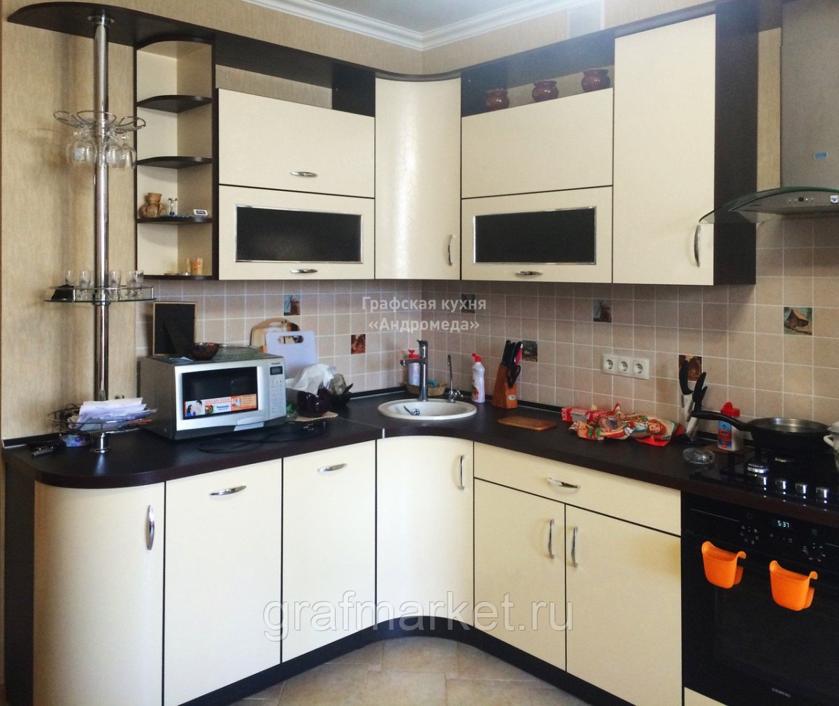 Современная угловая кухня со встроенной техникой