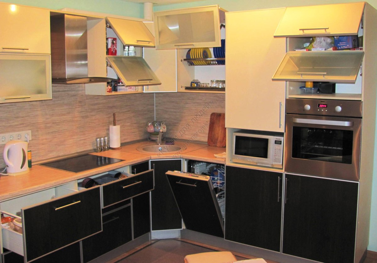 Угловые кухонные гарнитуры с холодильником