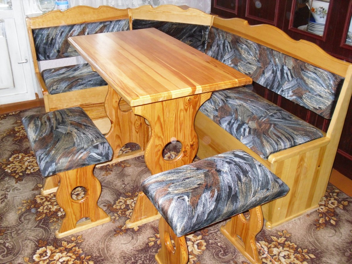 Кухонный уголок деревянный