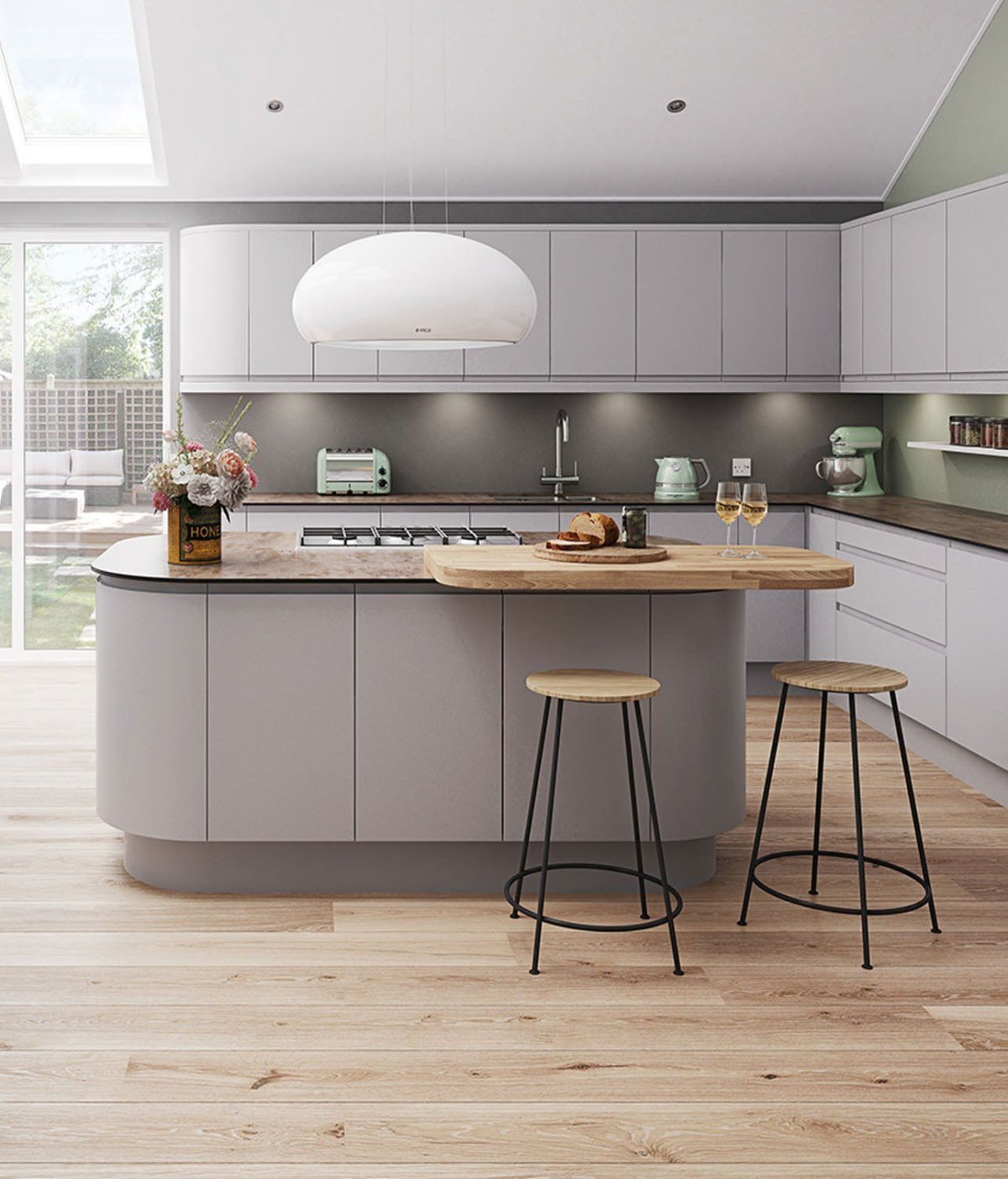 Глянцевая кухня с деревянной столешницей