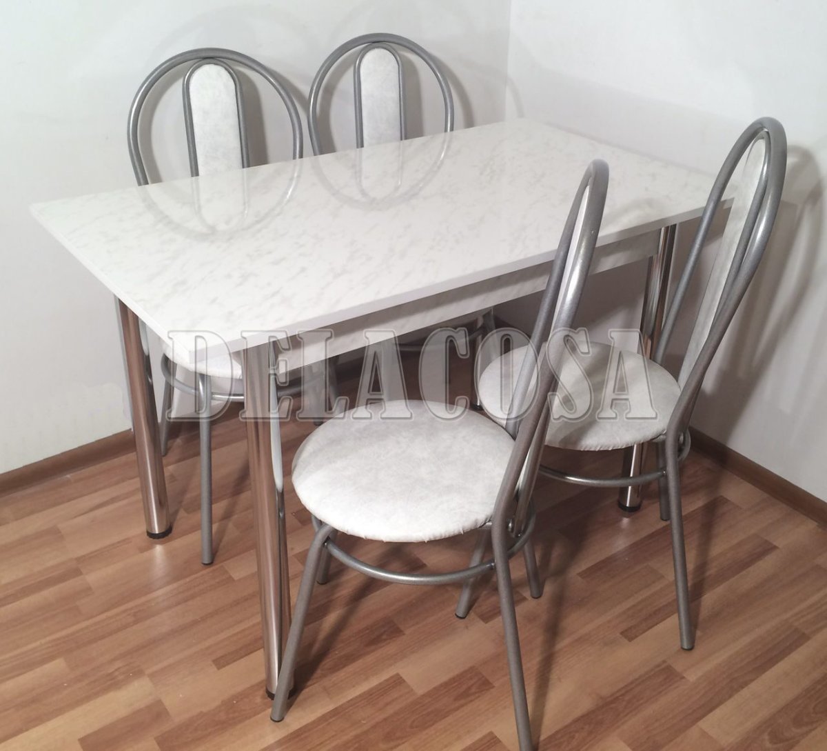 Стол и стулья в маленькую кухню