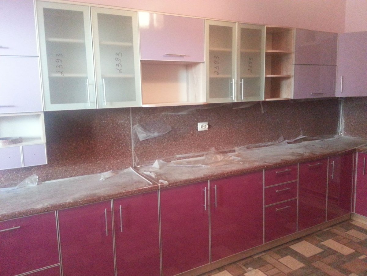 Кухня чёрная пластик в алюминиевой рамке