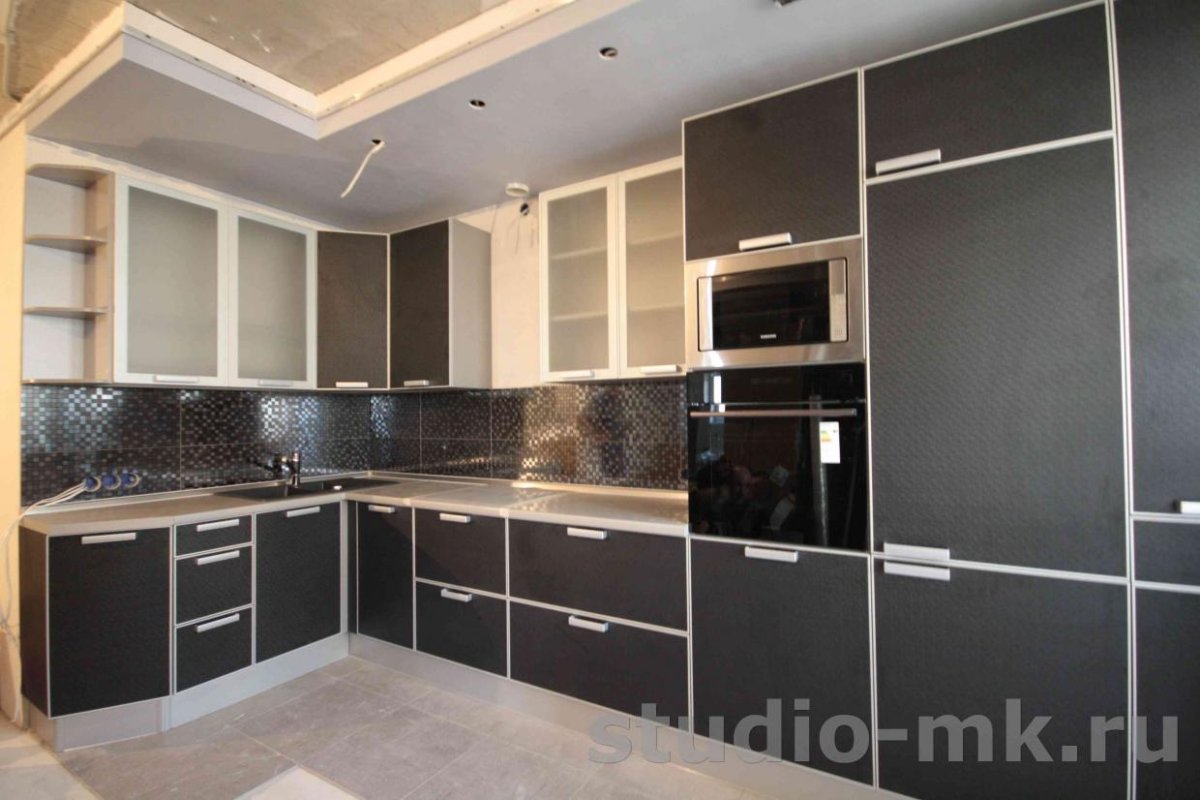 Пластиковая кухня в алюминиевой рамке