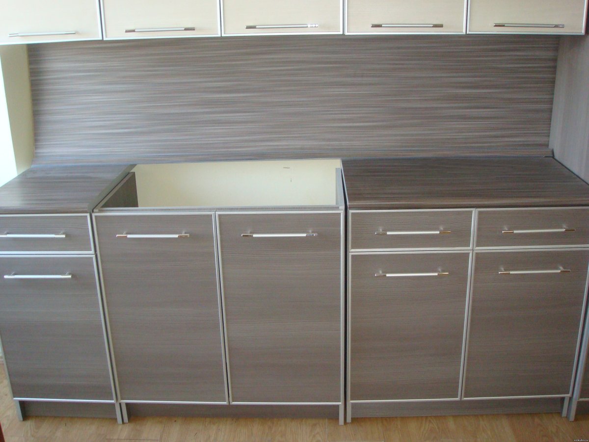 Кухня пластик в алюминиевой рамке под дерево