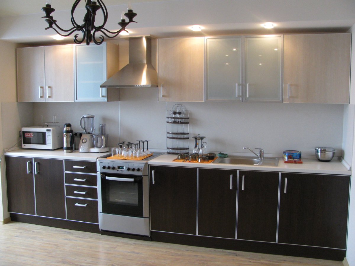 Пластиковые фасады со стеклом для кухни