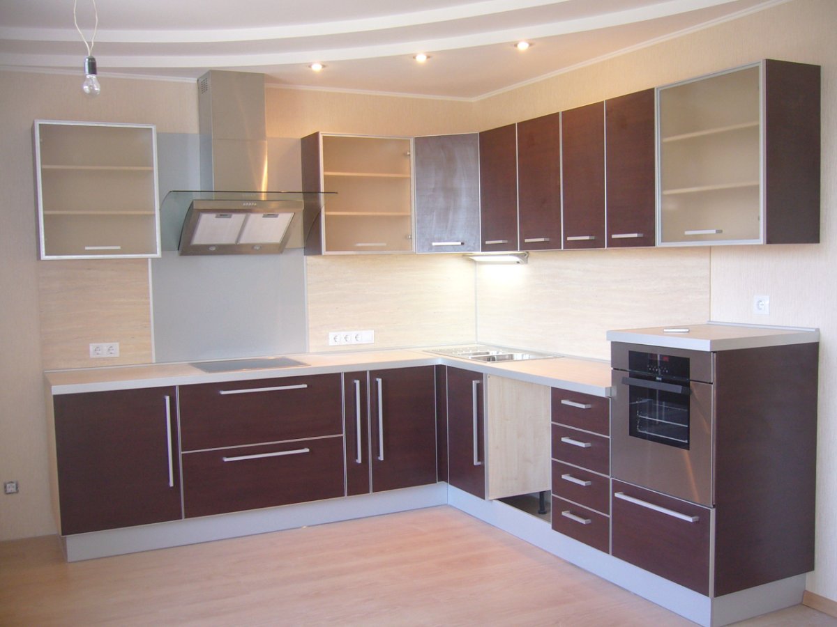 Кухонный гарнитур со стеклянными фасадами