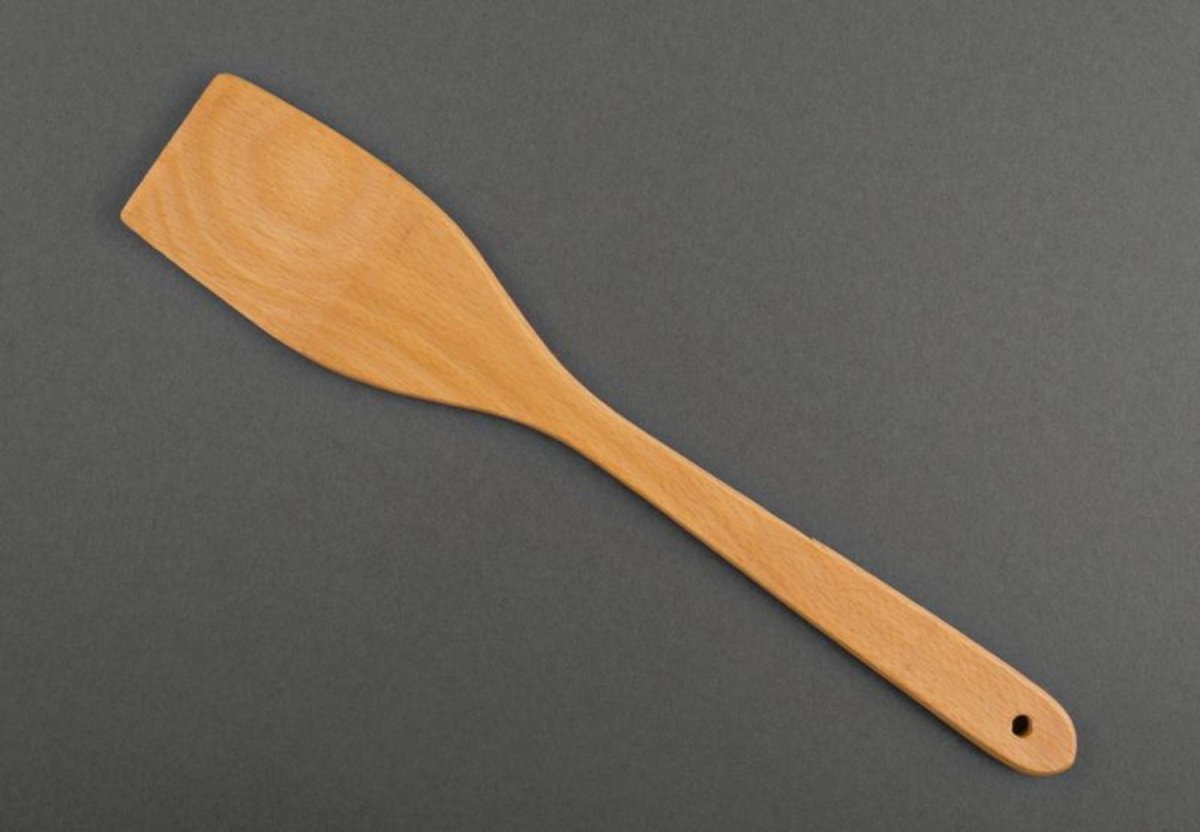 Лопаточка из дерева на кухню своими руками