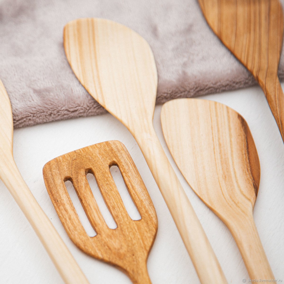 Деревянная лопатка для сковороды