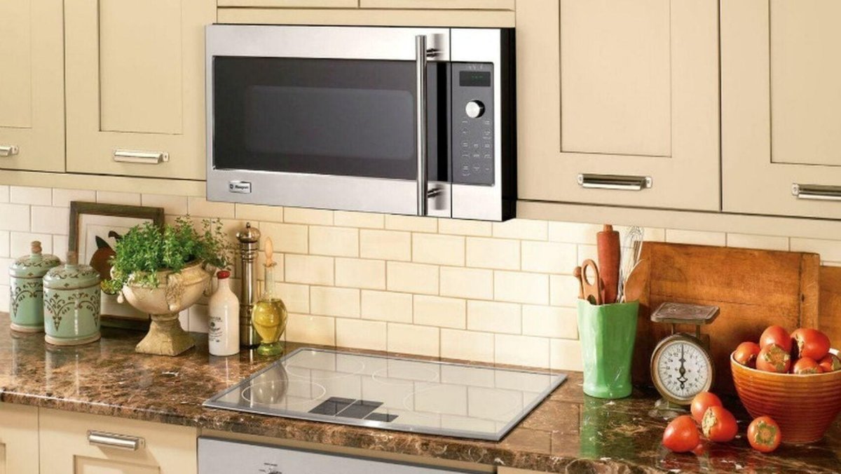 Микроволновка на кронштейнах на кухне