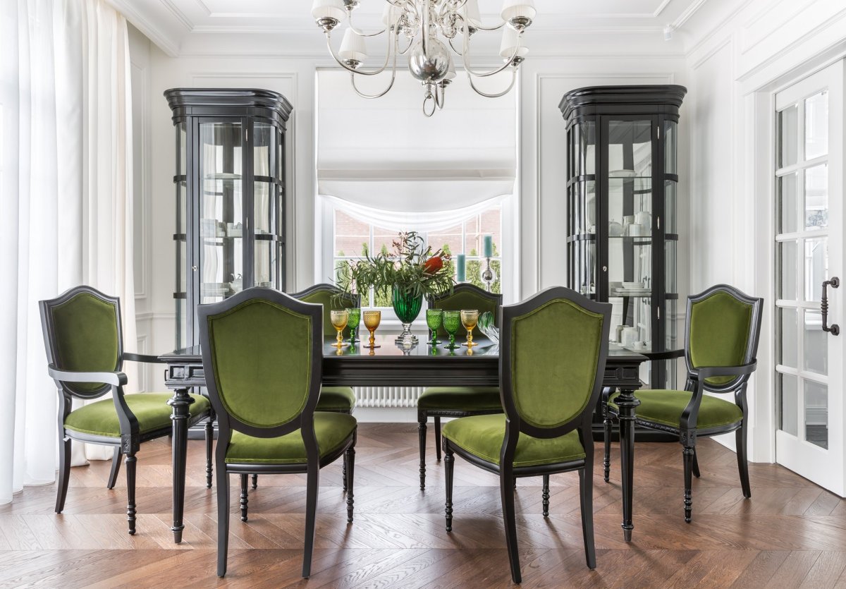 Цветные стулья в интерьере