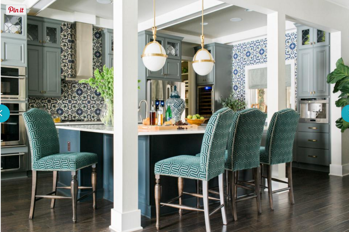 Мятные стулья в интерьере