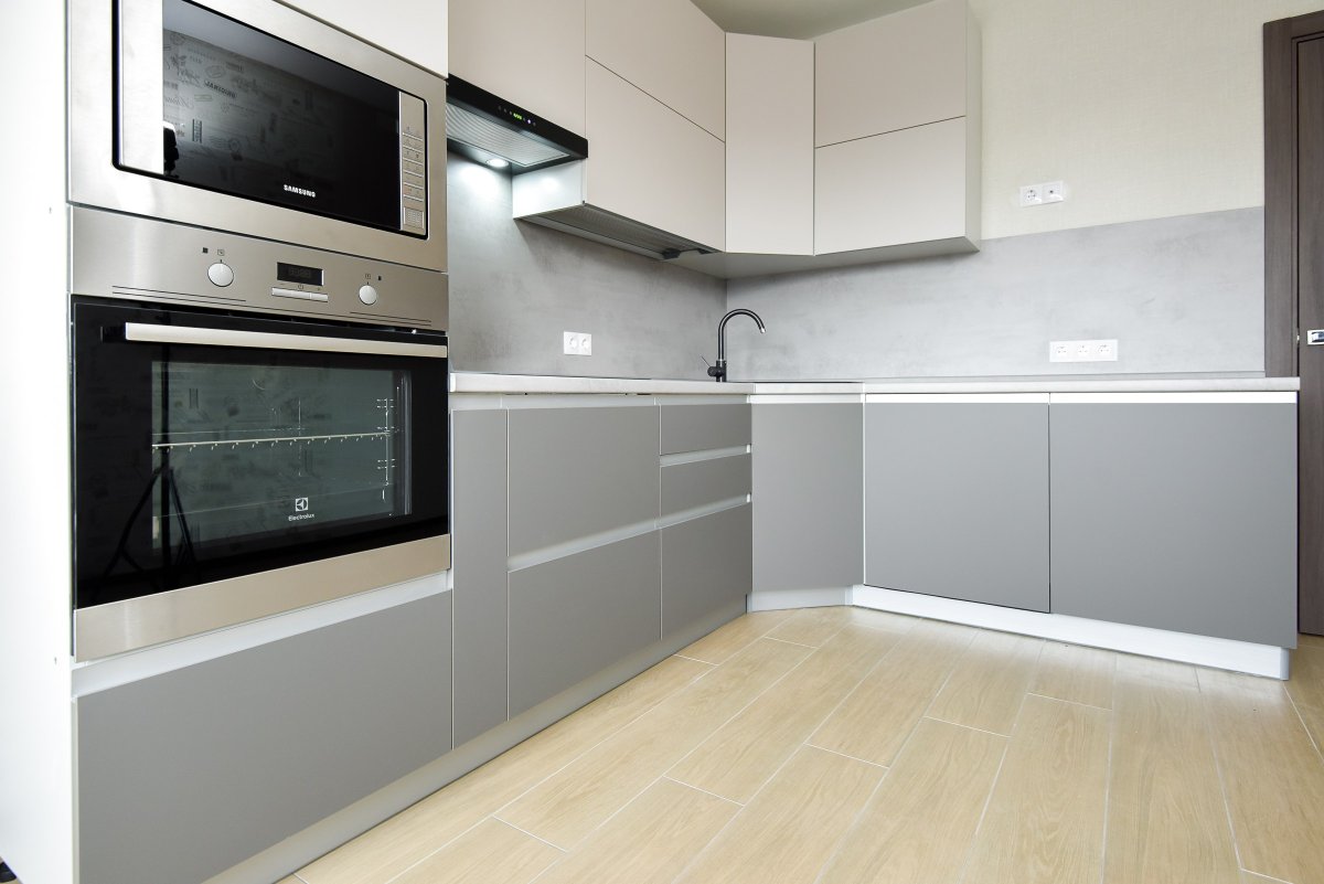 Белая глянцевая кухня без ручек