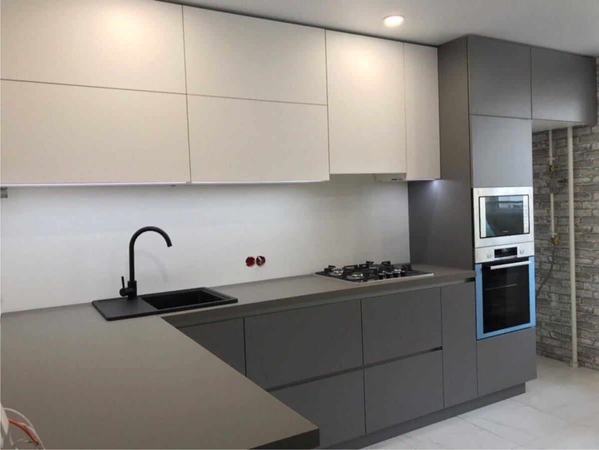 Темная кухня без ручек