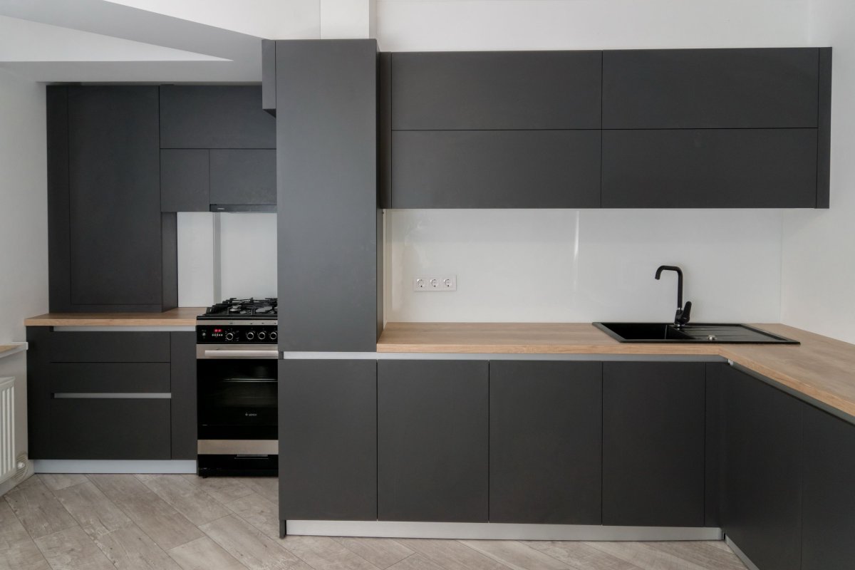 Серая глянцевая кухня