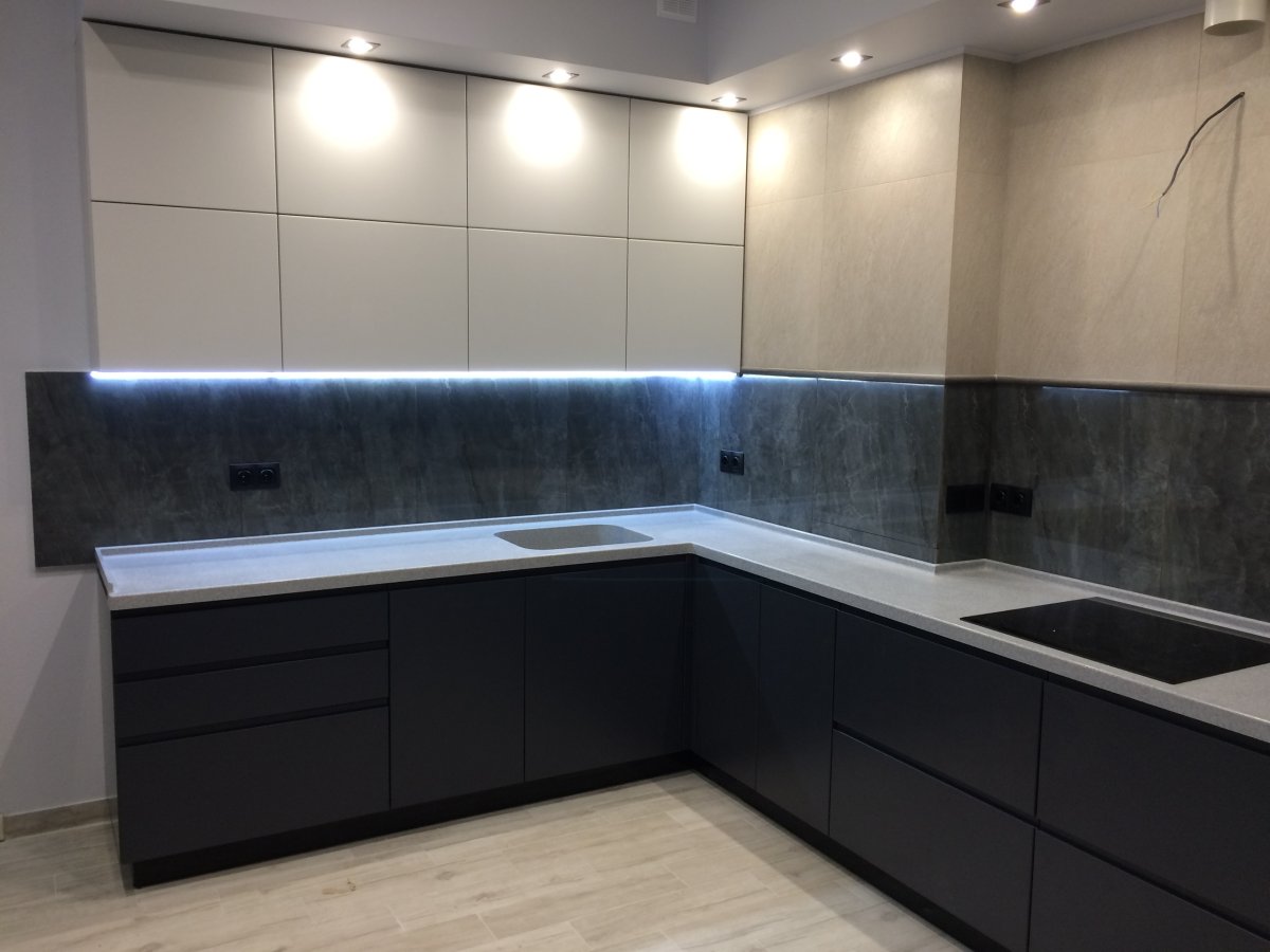 Белая глянцевая кухня