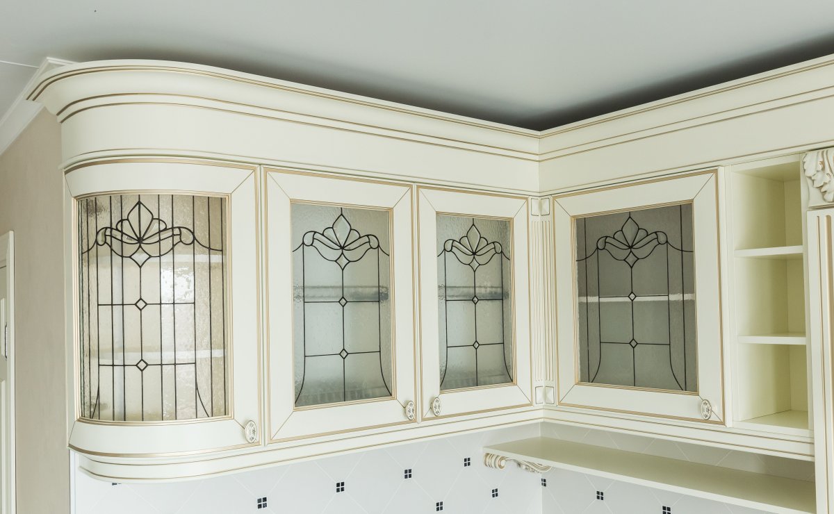 Классические кухни с витражами