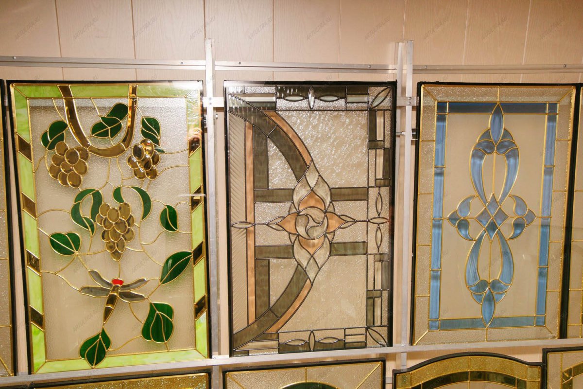 Кухонные шкафчики с витражами