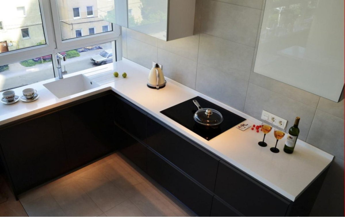 Мойка под окном на кухне