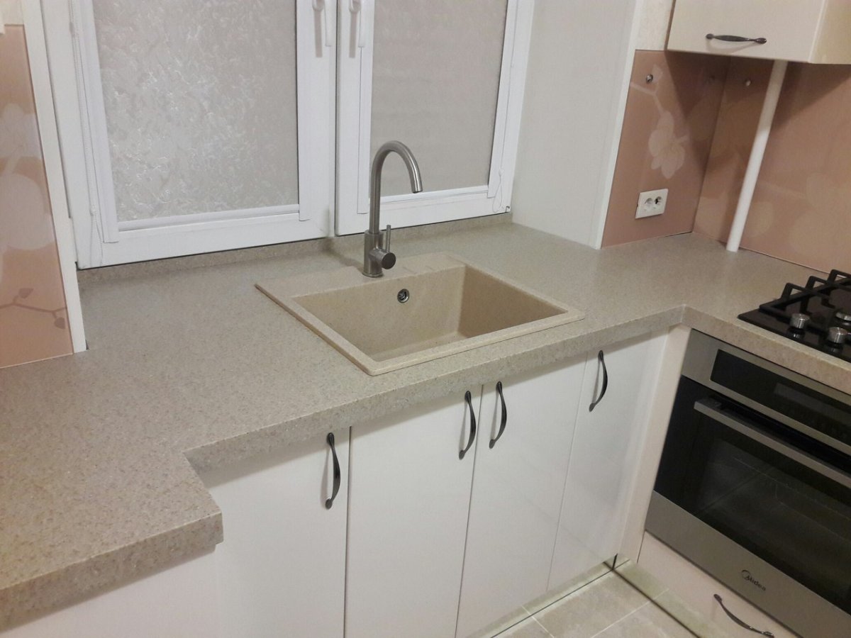 Кухонная мойка в подоконнике