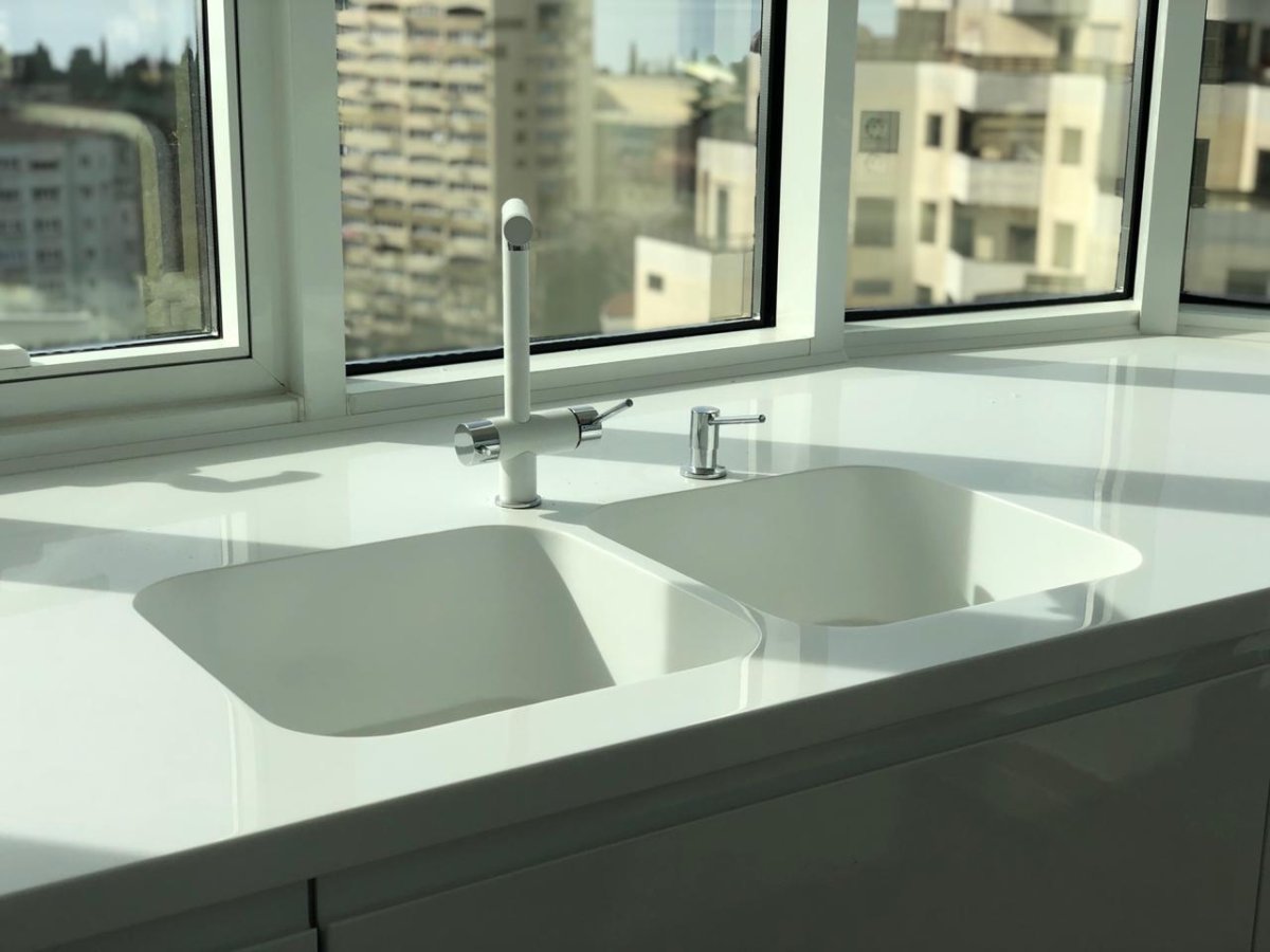 Мойка у окна в маленькой кухне