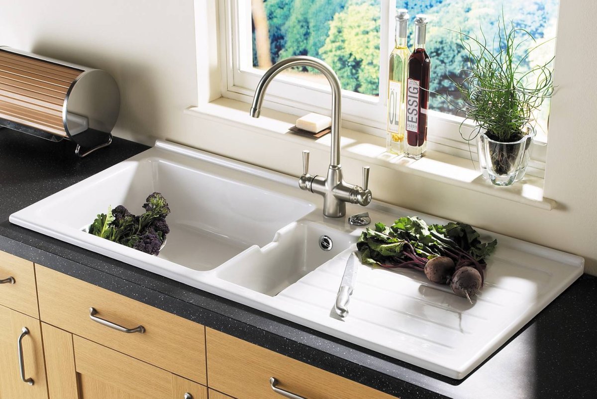 Кухонная мойка у окна