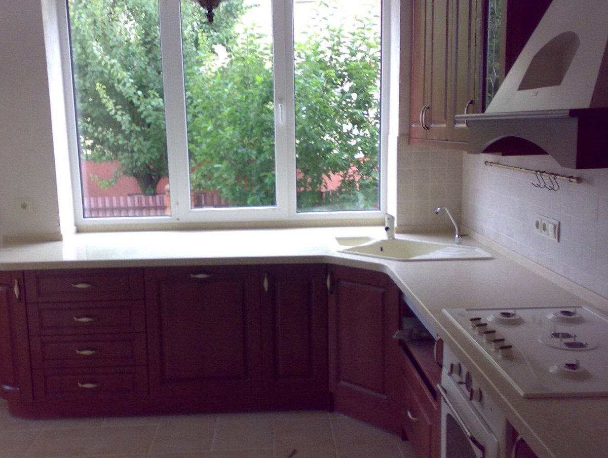 Кухонная мойка в подоконнике