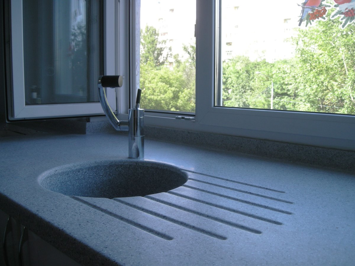 Раковина в подоконнике на кухне