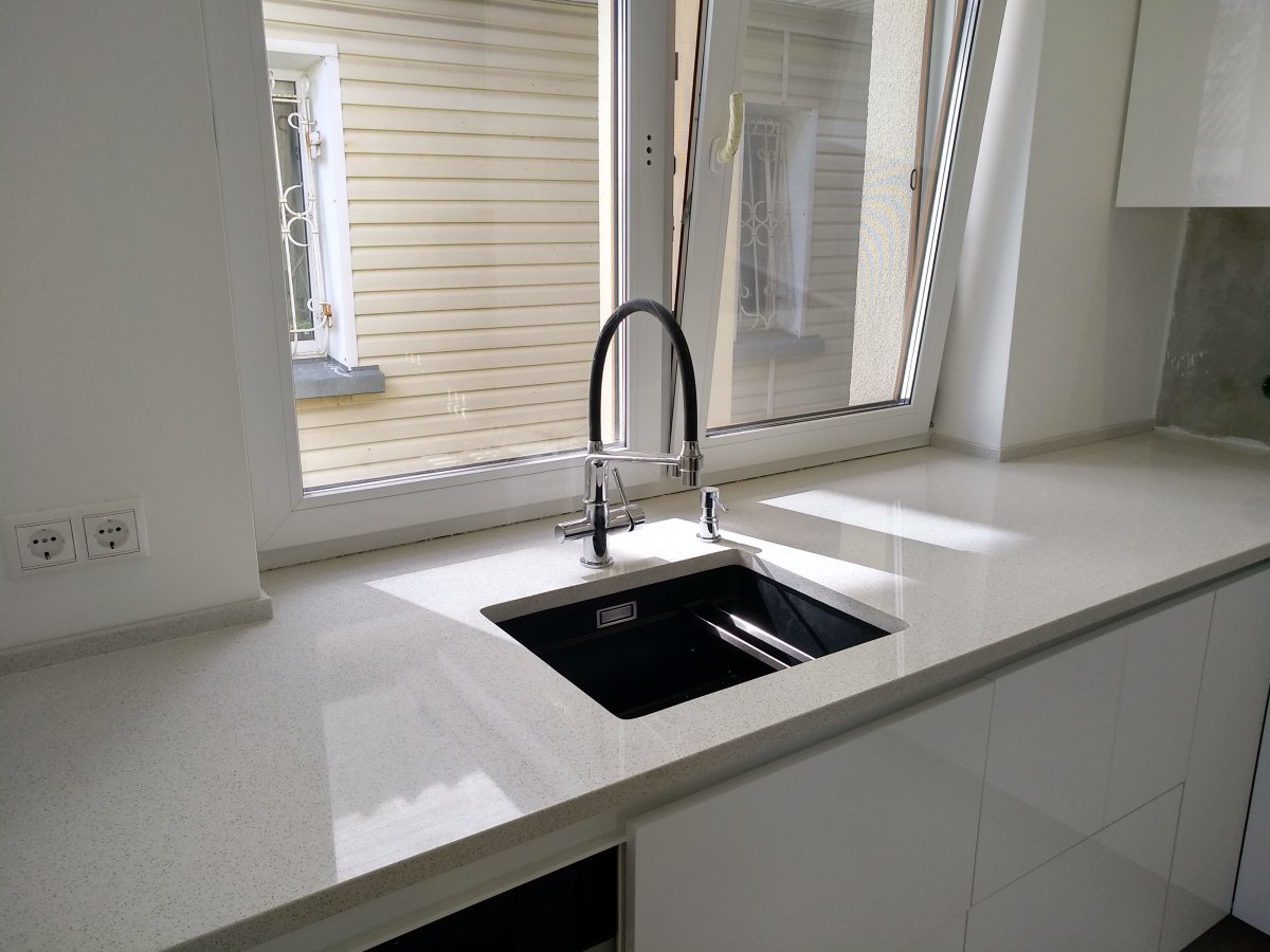 Раковина у окна на кухне