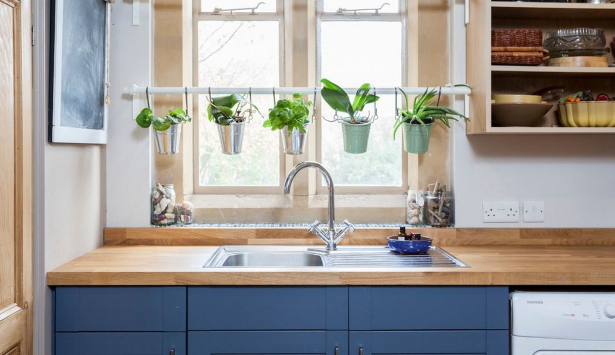 Оранжевые подоконники на кухне