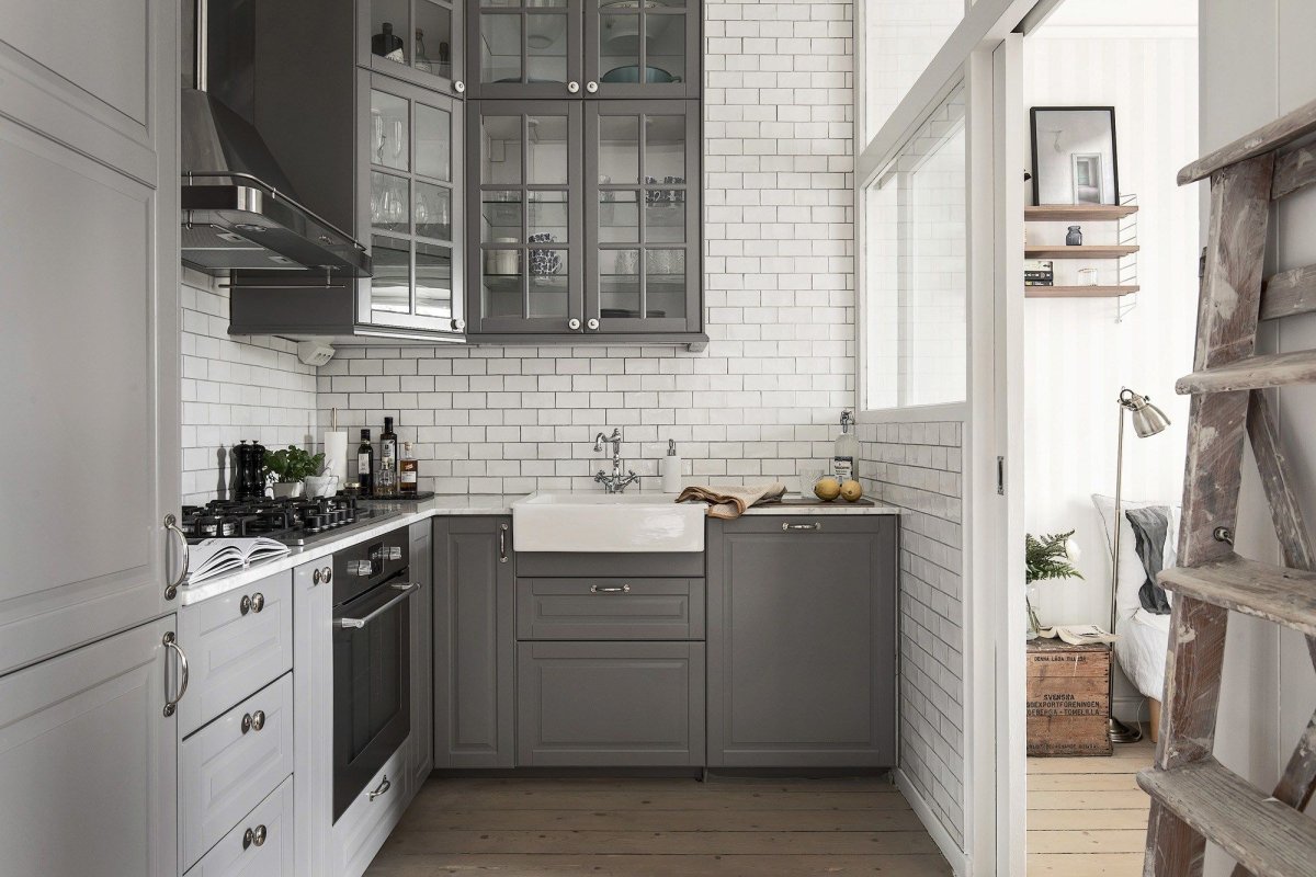 Кухня в скандинавском стиле с деревянной столешницей серая