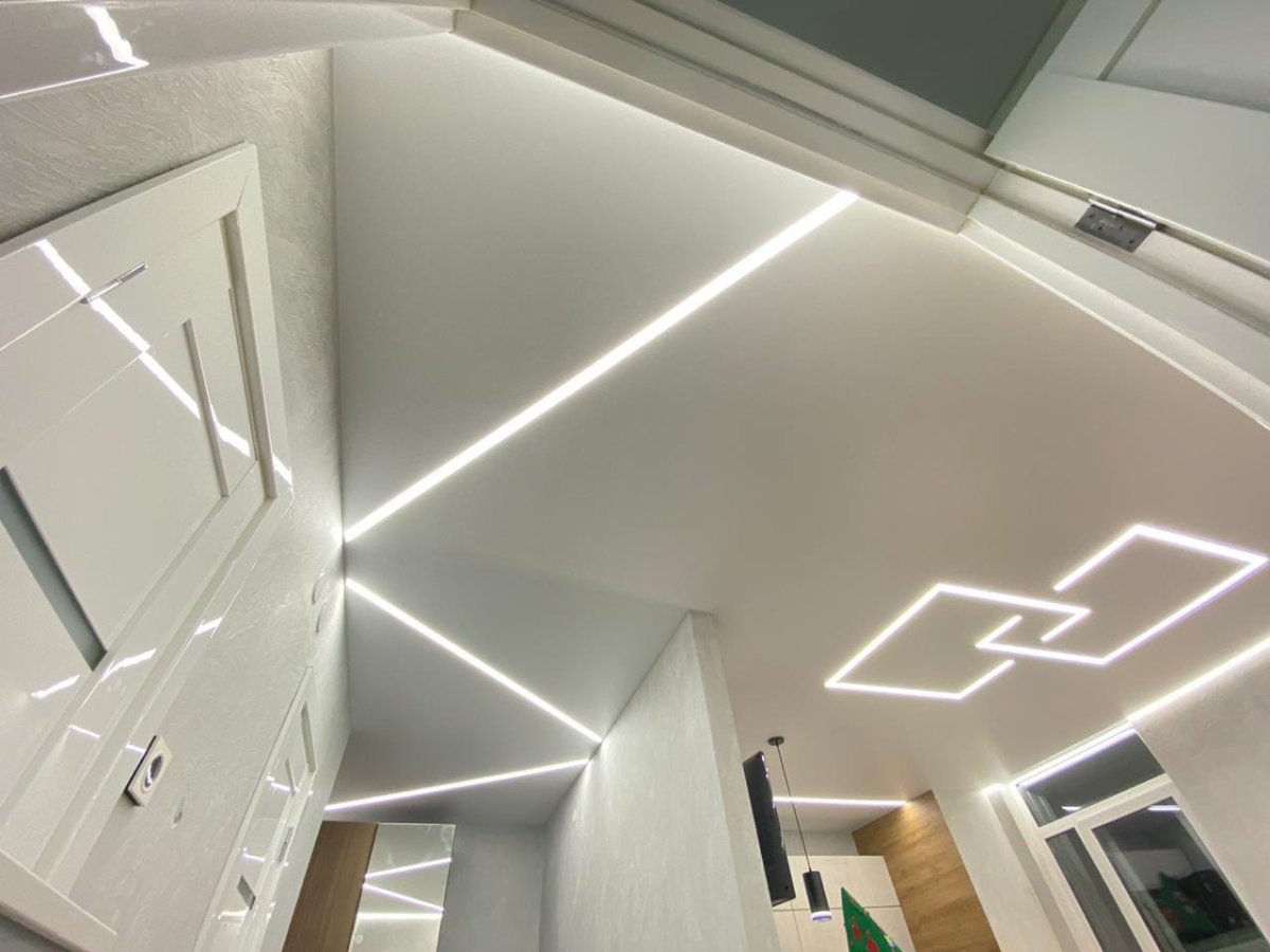 Потолок натяжной на кухню серого цвета