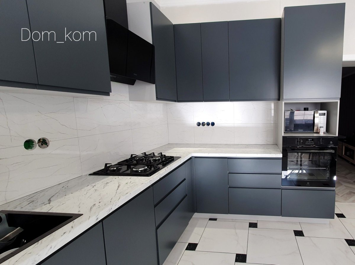 Кухня графитового цвета в интерьере