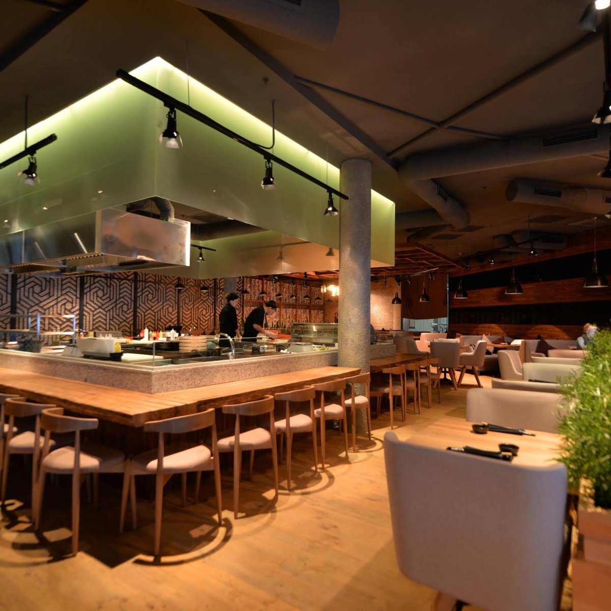 Барная стойка в стиле лофт в ресторане