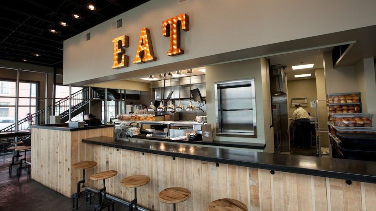 Открытая кухня в ресторане за стеклом