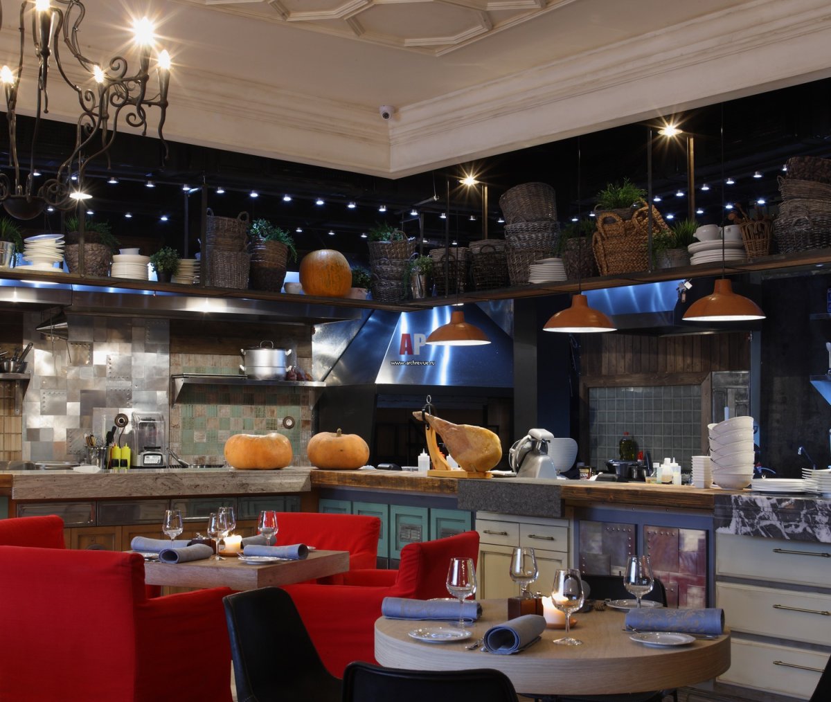 Открытая кухня в ресторане