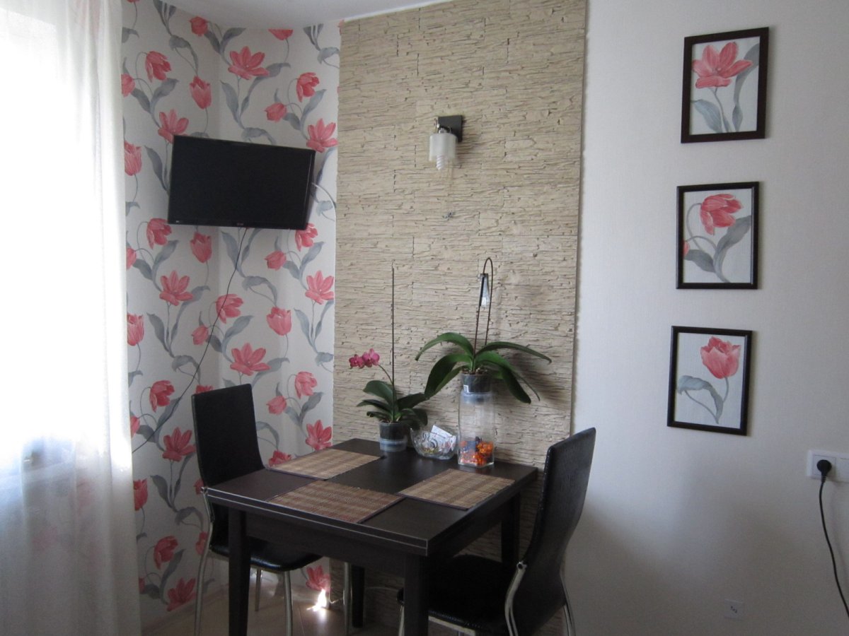 Бра над столом на кухне