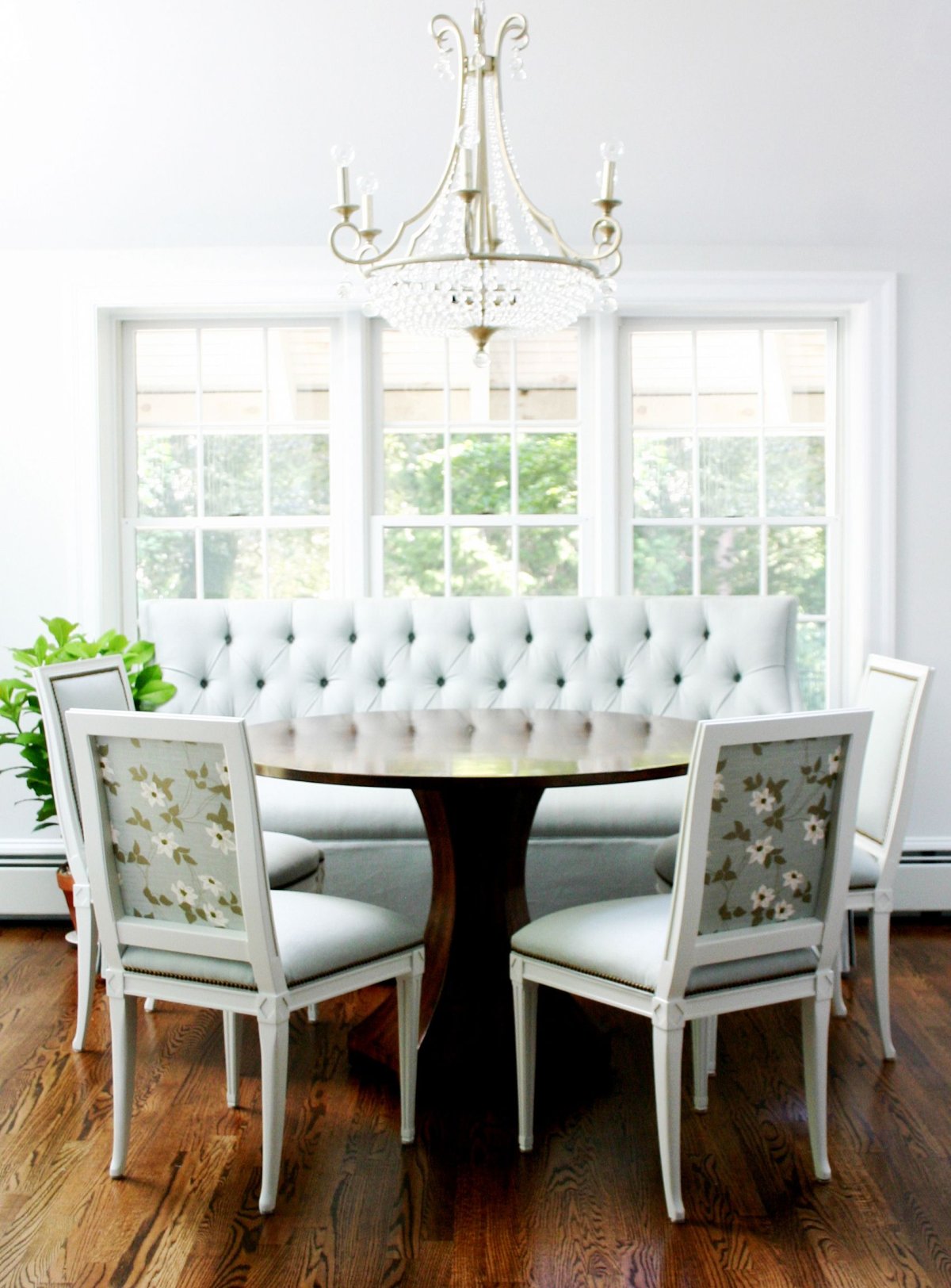 Полукруглый диван для кухни