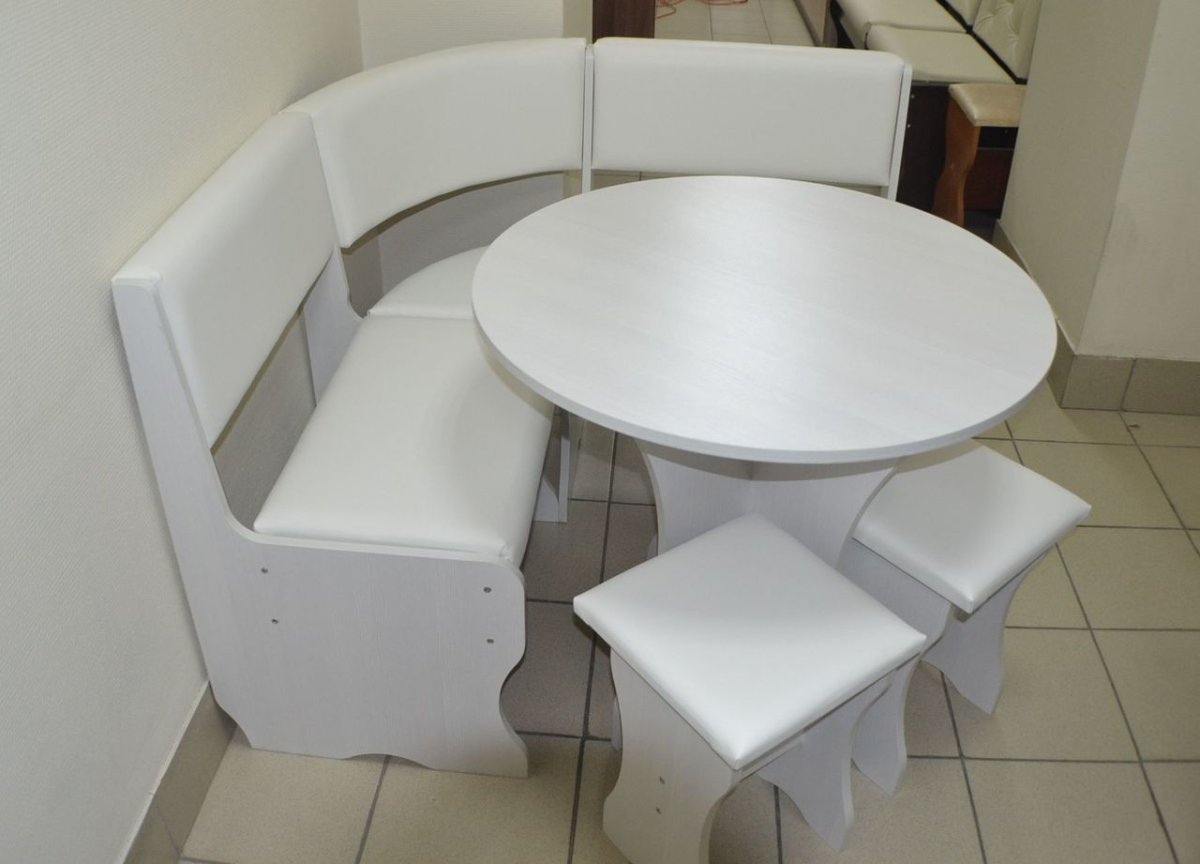 Гостиная с круглым столом