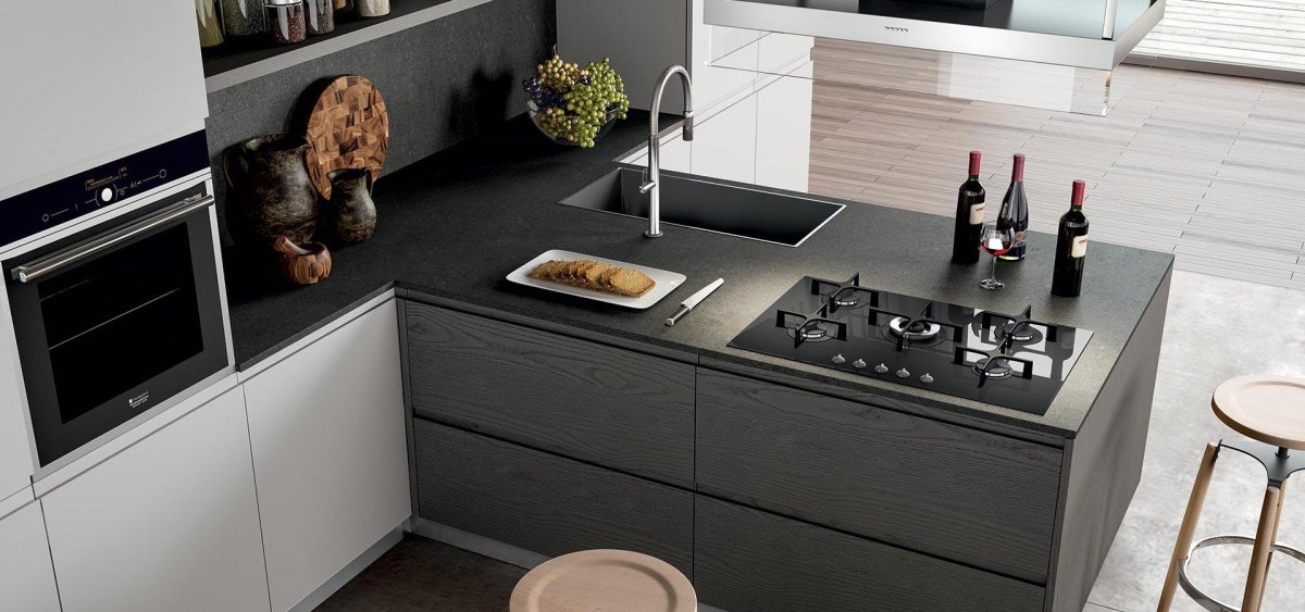 Кухня с черной интегрированной ручкой