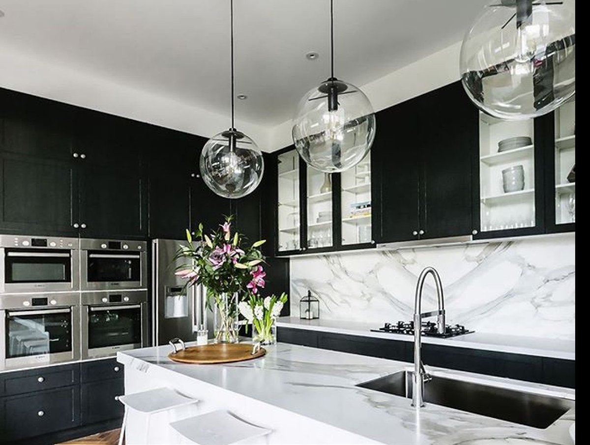 Белая кухня с деревянной столешницей