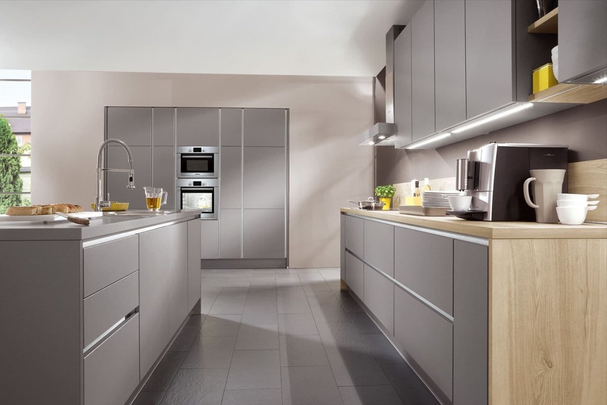 Серая матовая кухня
