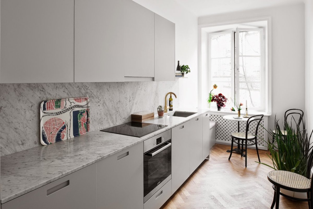 Кухня с серой столешницей