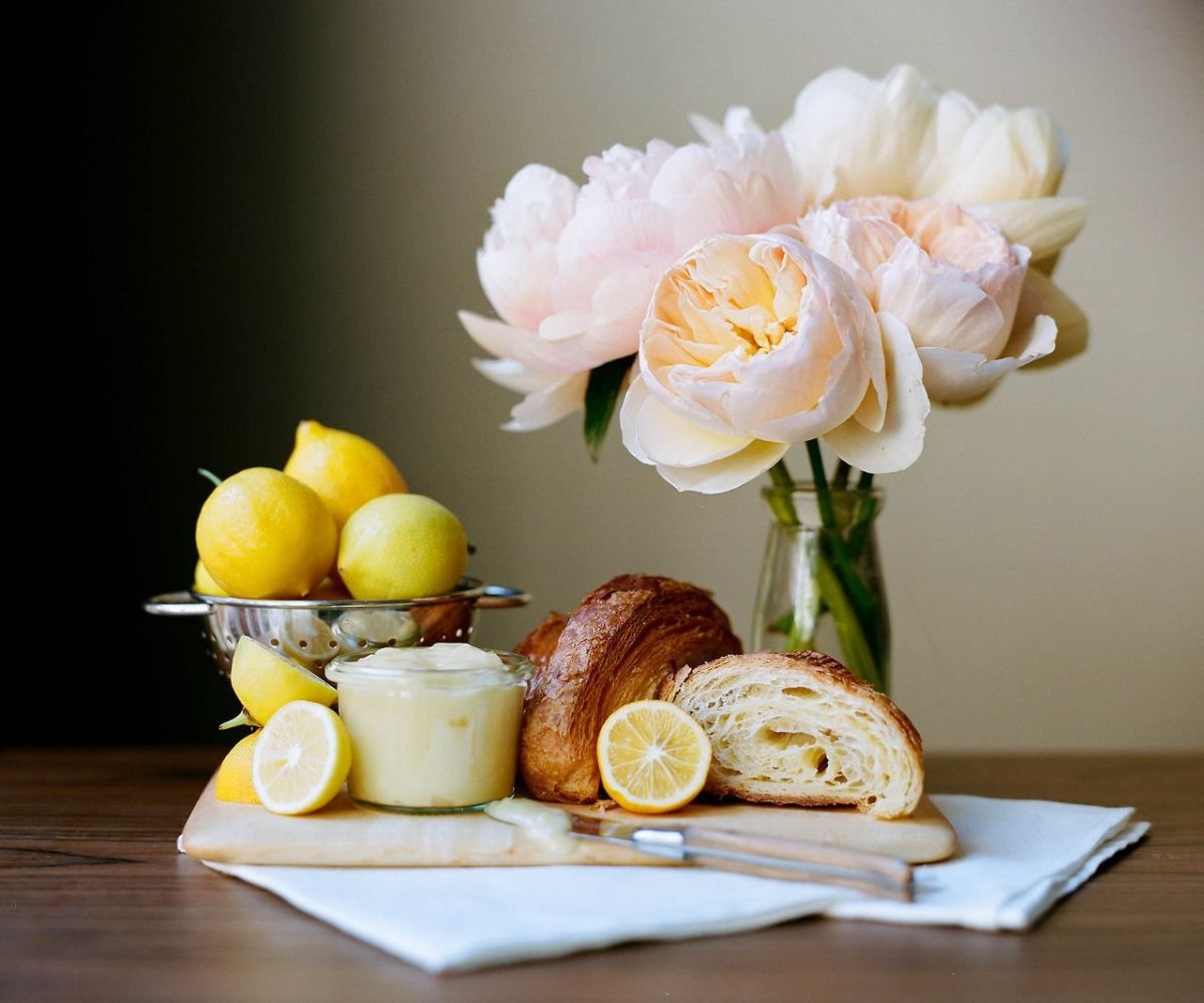 Натюрморт с фруктами в светлых тонах