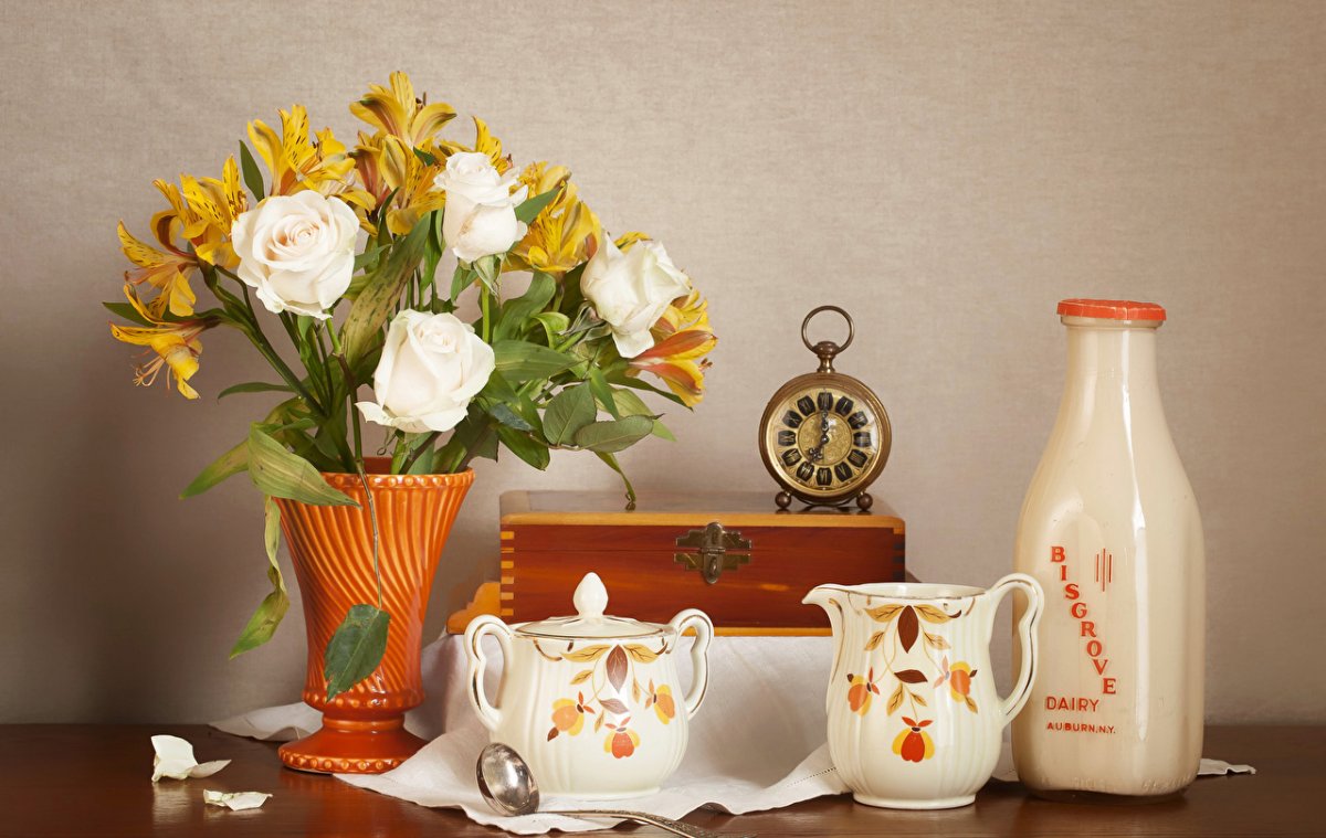 Натюрморт с деревянной посудой