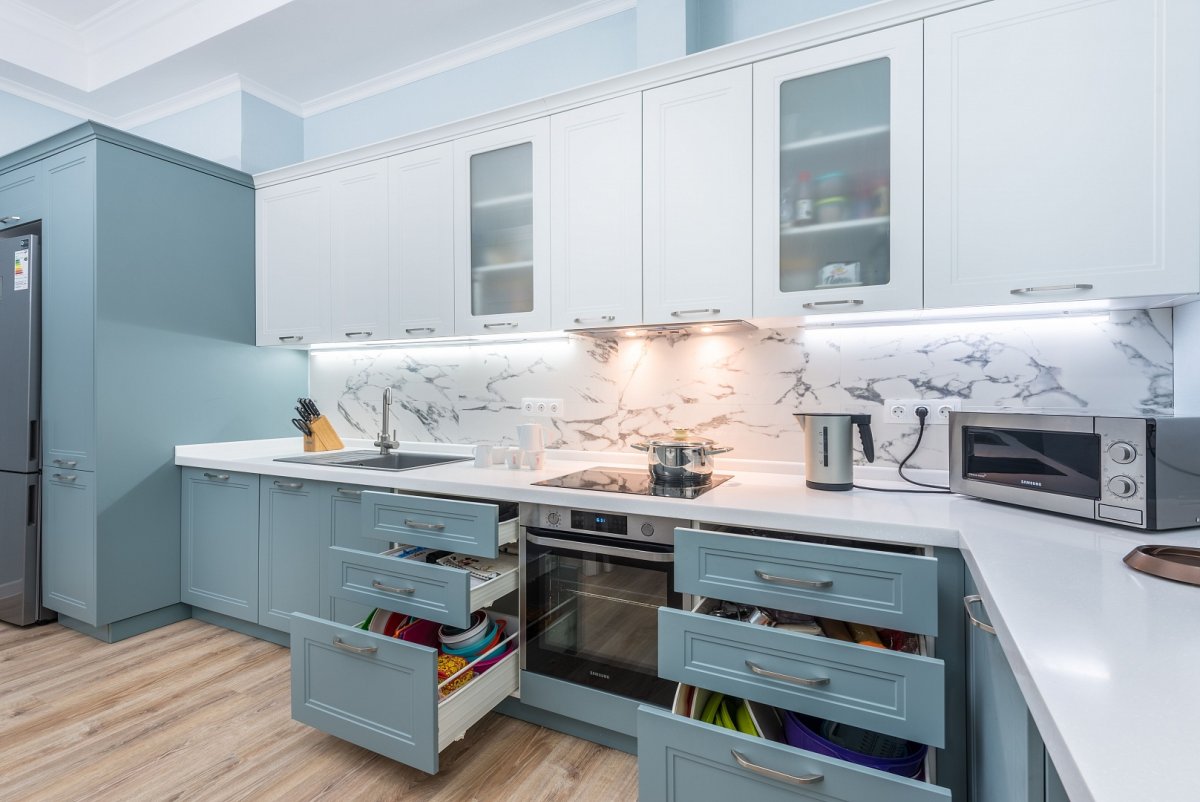 Бирюзовые тона в интерьере кухни
