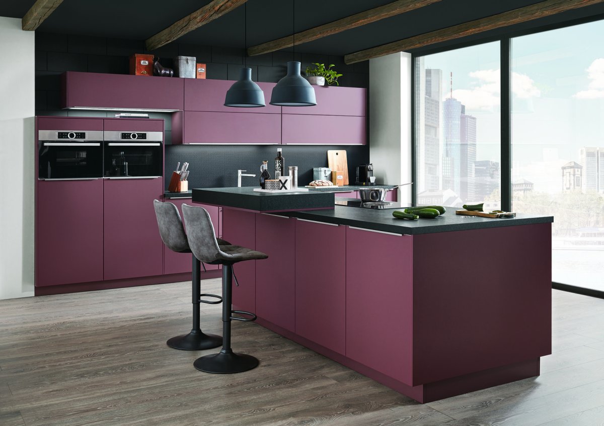 Розовая матовая кухня