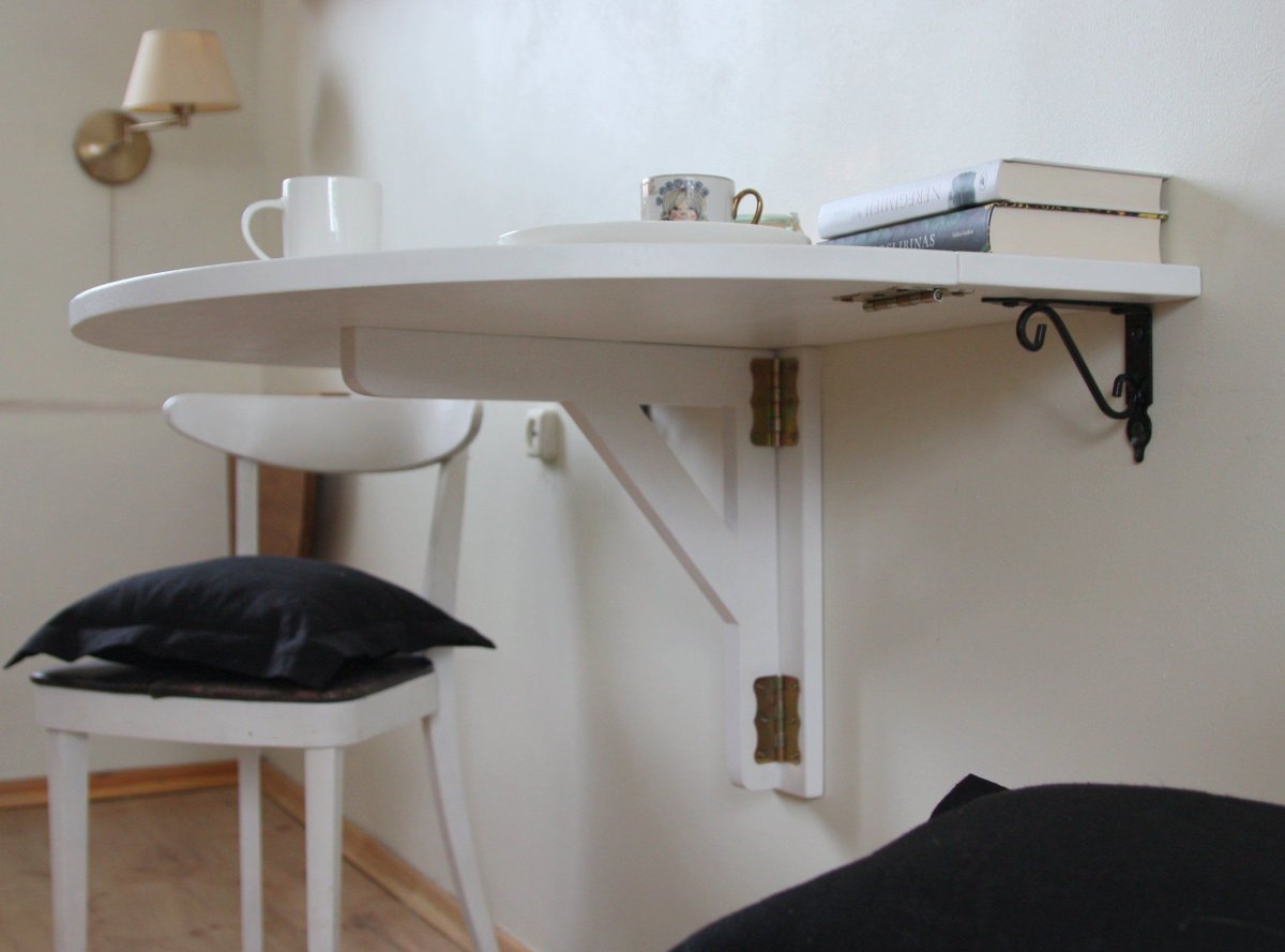 Трехногий стол к стене